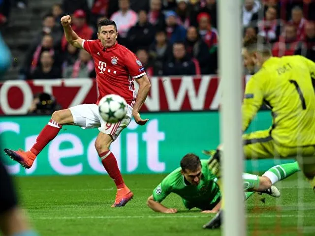 Robert Lewandowski zielt am Tor vorbei. Foto: Sven Hoppe/dpa