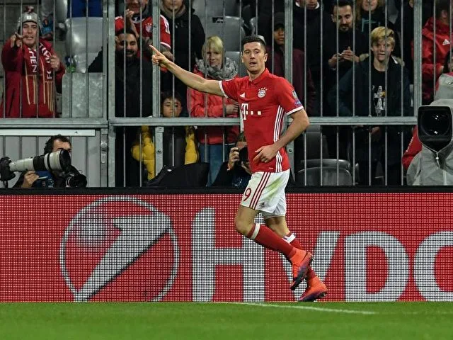 In der zweiten Halbzeit machte es der polnische Torjäger besser - 3:1 für die Bayern. Foto: Sven Hoppe/dpa