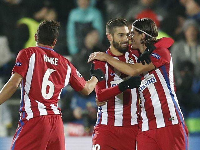 Atlético begnügt sich in der russischen Kälte mit einem knappen Sieg durch den Treffer von Yannick Carrasco (M). Foto: Yuri Kochetkov/dpa
