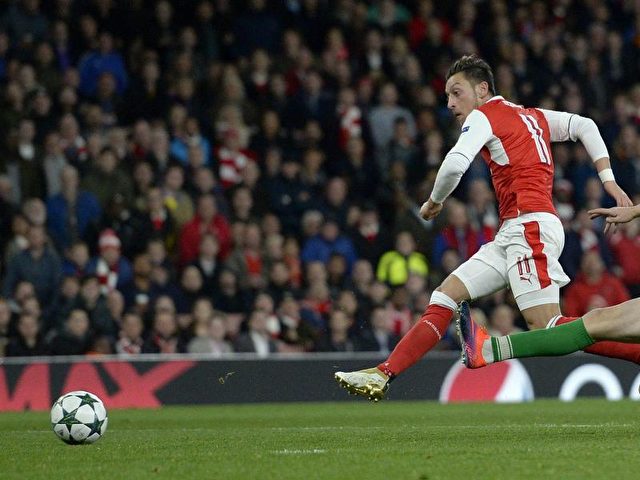 Auch Mesut Özil gesellt sich beim klaren Sieg in London zu den Torschützen - mit einem Hattrick. Foto: Will Oliver/dpa