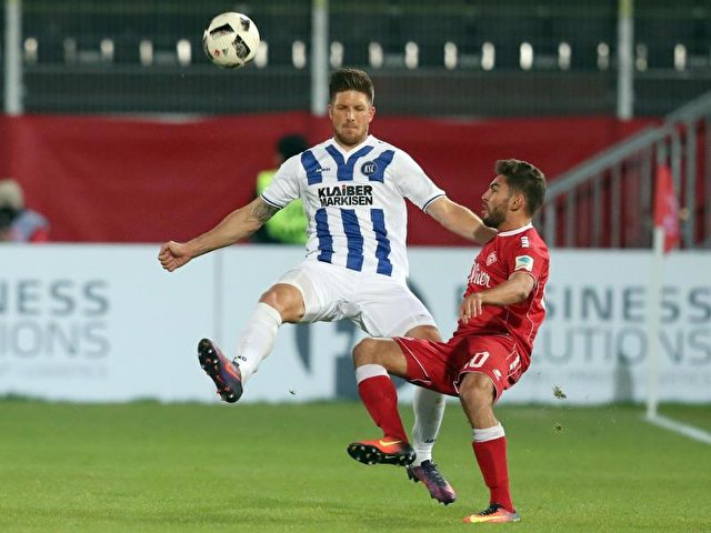 Der Würzburger Nejmeddin Daghfous (r) kämpft mit dem Karlsruher Dennis Kempe um den Ball. Foto: Daniel Karmann/dpa