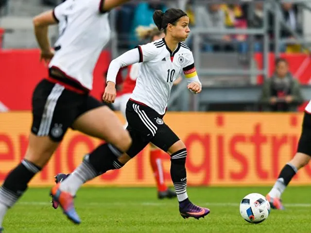 Dzsenifer Marozsán führte Deutschland erstmals als Spielführerin aufs Feld. Foto: Armin Weigel/dpa