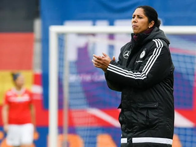 Neu-Bundestrainerin Steffi Jones feierte eine erfolgreiches Heimdebüt. Foto: Armin Weigel/dpa