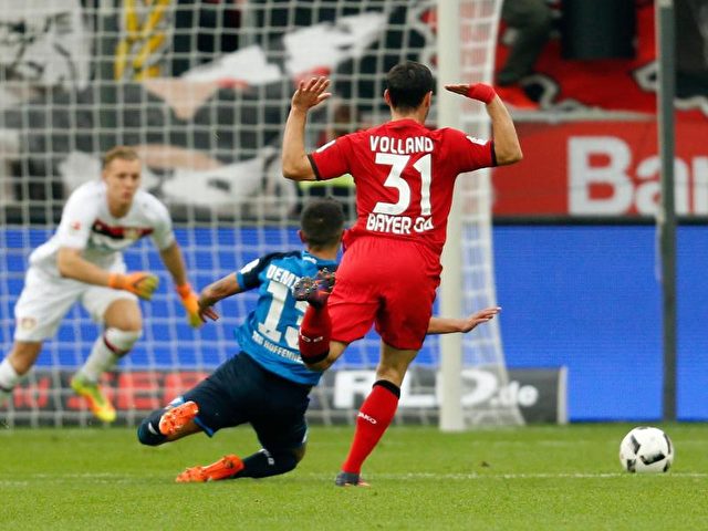 Leverkusens Kevin Volland (r) erhielt nach dem Foul an Kerem Demirbay von Hoffenheim die Rote Karte. Foto: Ina Fassbender/dpa