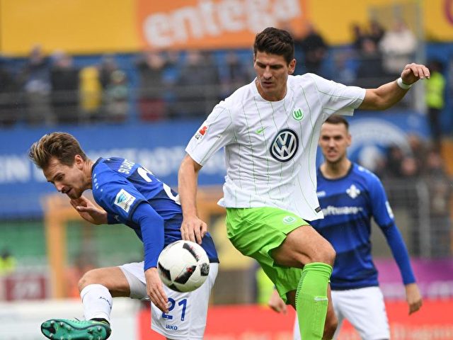 Das erste Saisontor Mario Gomez (r) half dem VfL Wolfsburg nicht. Foto: Arne Dedert/dpa