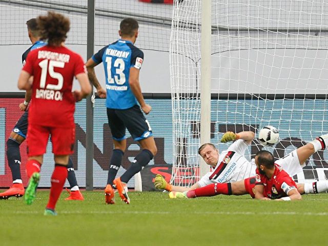 Sandro Wagner (verdeckt) von Hoffenheim erzielt das 0:2 gegen Leverkusen. Foto: Ina Fassbender/dpa
