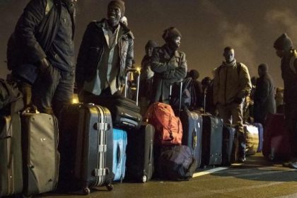 Landkreis Harburg: 13 Migranten mit Koffern stehen im Dunkeln bei Anwohnerin vor der Tür