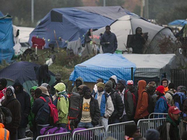 Die französischen Behörden betonten immer wieder, dass sie bei der Räumung des Flüchtlingslagers «humanitär» vorgehen. Man setze laut Innenministerium darauf, dass sich die Menschen freiwillig melden. Foto: Etienne Laurent/dpa