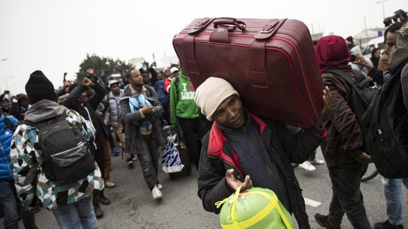 Räumung des „Dschungels“ von Calais wird fortgesetzt – Keine Zusammenstöße am ersten Tag
