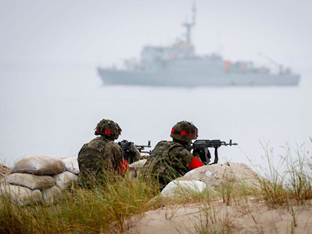 Beobachtungsposten bei einem Nato-Manöver an der polnischen Küste. Foto: Foto: Kay Nietfeld/Archiv/dpa