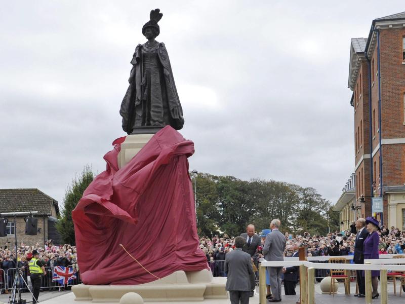 Queen enthüllt Queen-Mum-Statue