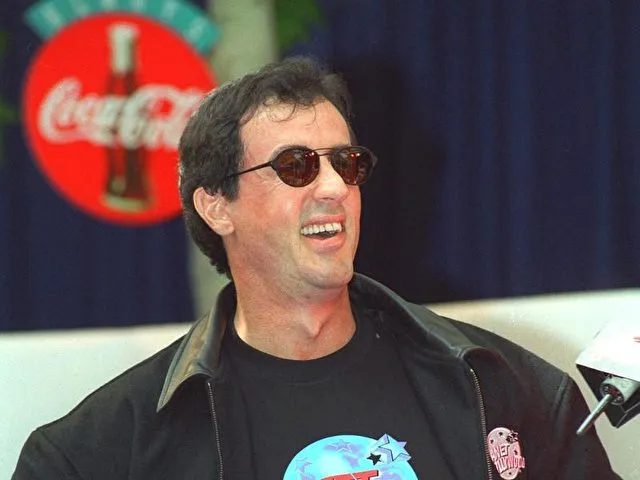 Sylvester Stallone 1997 in Frankfurt bei der Ankündigung der Eröffnung eines &quot;Planet Hollywood&quot;-Restaurants. Foto: Arne Dedert/dpa