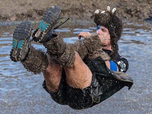 Marathon im Wildschwein-Kostüm - und mit Hindernissen, wie diesem Wasserbecken. Der «Iron Viking»-Marathon verlangt seinen Teilnehmern einiges ab. Foto: Boris Roessler/dpa
