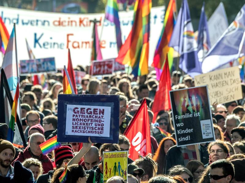 Demo für und gegen neuen Sexualkunde-Lehrplan in Wiesbaden