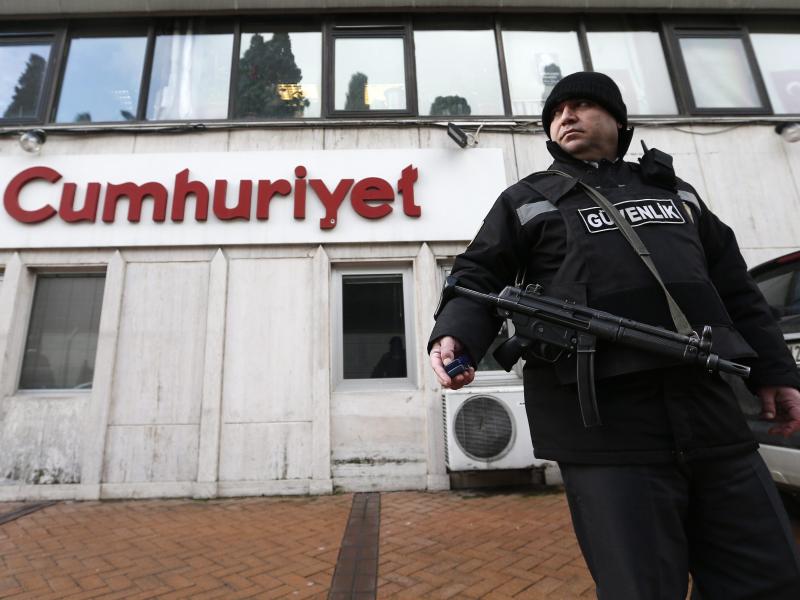 Haftbefehl gehen Online-Chef der türkischen Zeitung „Cumhuriyet“ erlassen