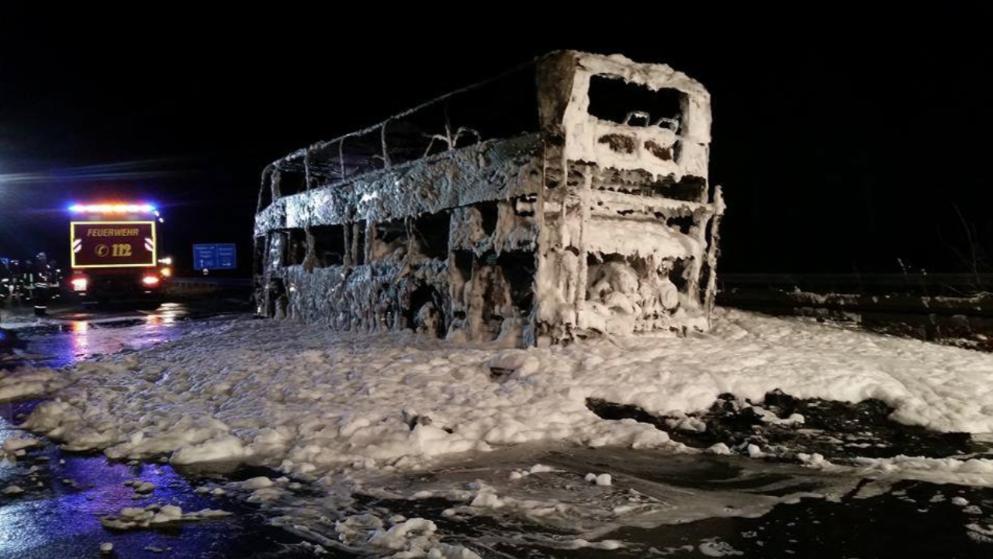 Der Fan-Bus erlitt einen Totalschaden in Höhe von rund 200.000 Euro. Foto: Feuerwehr