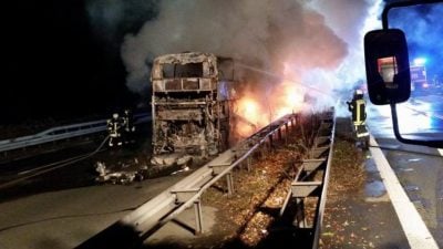 Auf dem Rückweg: Fanbus des FC Bayern brennt völlig aus