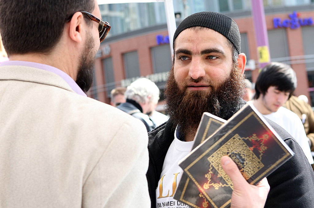Regensburg: Die Salafisten sind wieder da – Koran-Verteiler „rekrutieren“ unter Beobachtung des Verfassungsschutzes