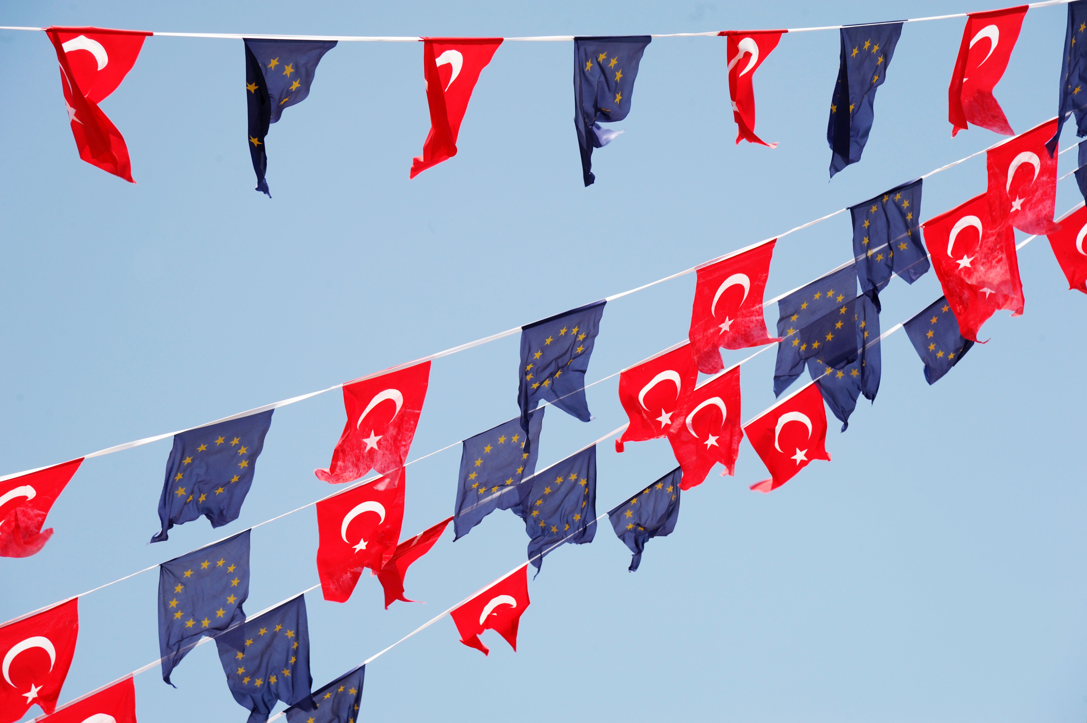 Niederländische Polizei geht mit Wasserwerfern gegen Türken-Demo vor