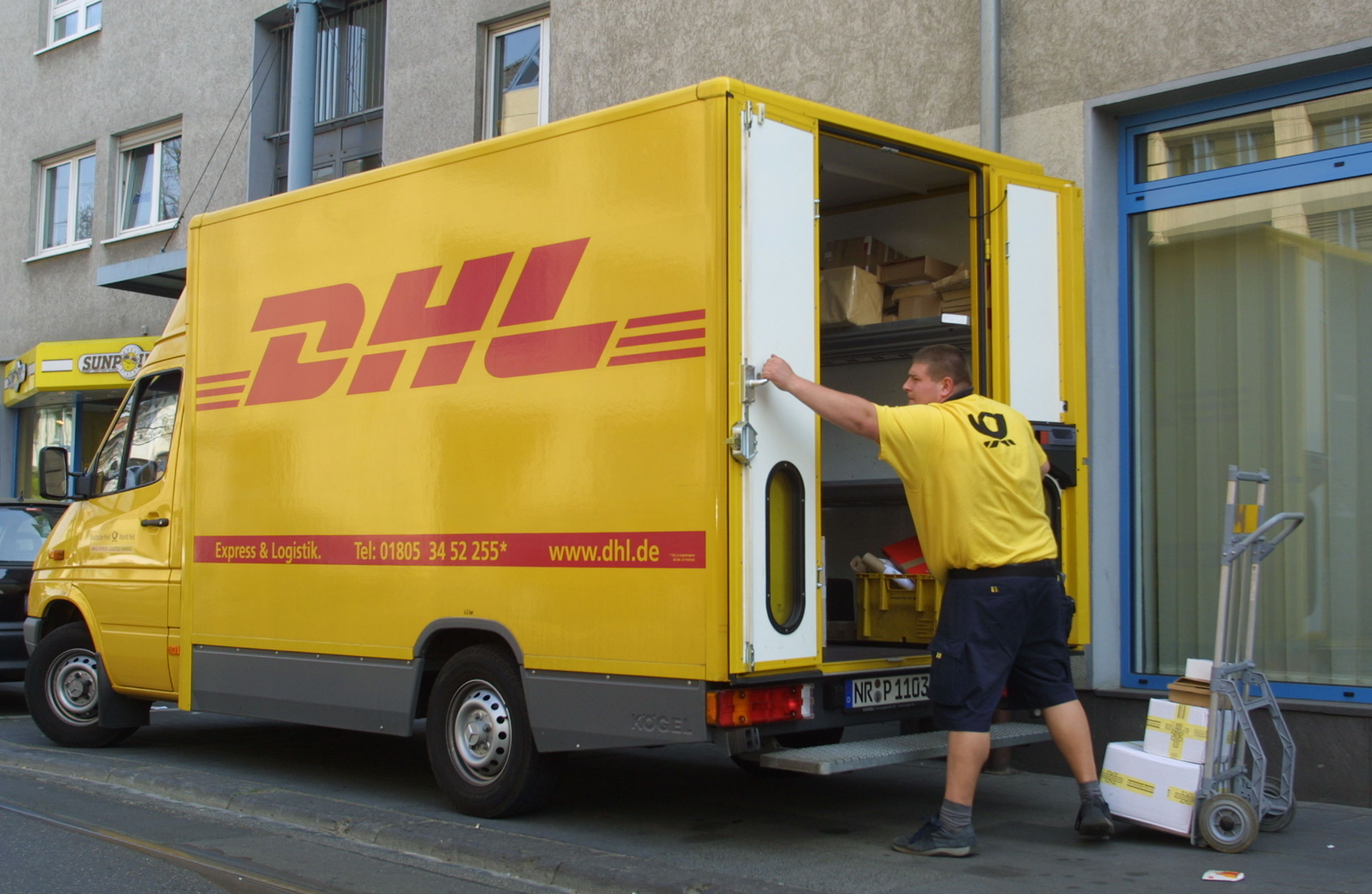 Berlin: DHL stoppt Express-Zustellung in Gewaltkiezen – Fahrer wurde mit Messer seiner Pakete beraubt