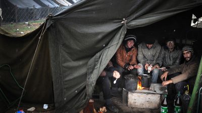 Bulgarien: Gewaltsame Proteste von 1500 Flüchtlingen – Reifen angezündet, Polizeibeamte mit Steinen beworfen