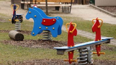 Einbrecher planschen im Bällebad und bauen Turm aus Holzklötzen