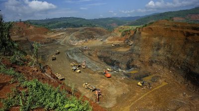 Riesiger Metallzylinder kracht in Myanmar aus heiterem Himmel auf die Erde