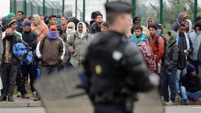 16-Jähriger aus dem „Dschungel“ begrapscht 67-Jährige: Rund 100 Franzosen stürmen Asylzentrum – Video