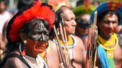 Landrechte brasilianischer Ureinwohner bedroht: 300 Demonstranten stürmen Kongressgebäude