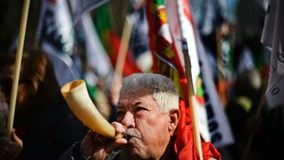 Tausende Staatsbedienstete fordern in Portugal höhere Gehälter