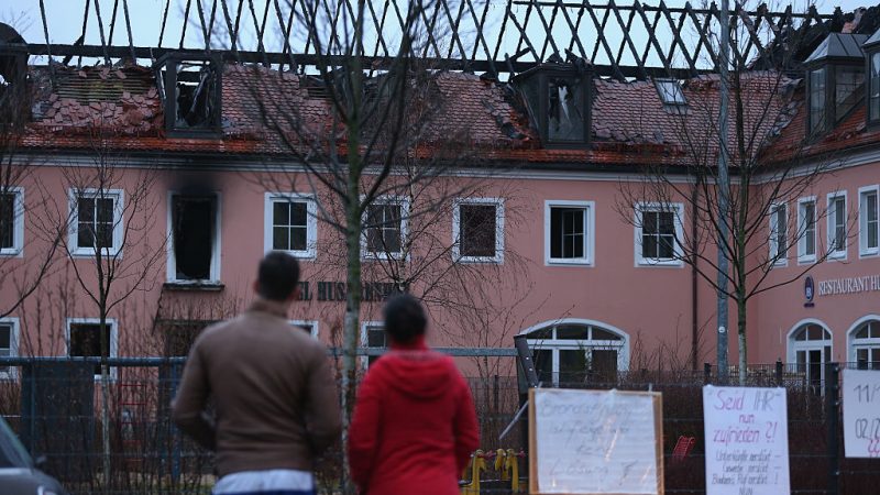 Brand von Bautzen-Flüchtlingsheim: Drei Männer wegen „Behinderung der Löscharbeiten“ vor Gericht – Feuerwehr hat nichts gemerkt