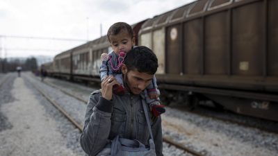 Einsatzkräfte befreien Flüchtlinge aus Frachtcontainer auf Münchener Bahnhof