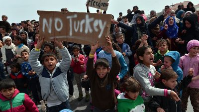 Chios: Hochkochende Spannungen zwischen Bevölkerung und Migranten – Brandsätze auf Flüchtlingslager geworfen