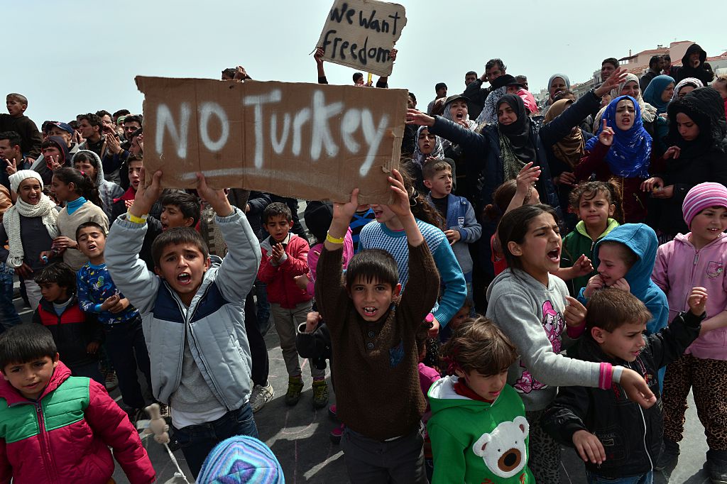 Chios: Hochkochende Spannungen zwischen Bevölkerung und Migranten – Brandsätze auf Flüchtlingslager geworfen