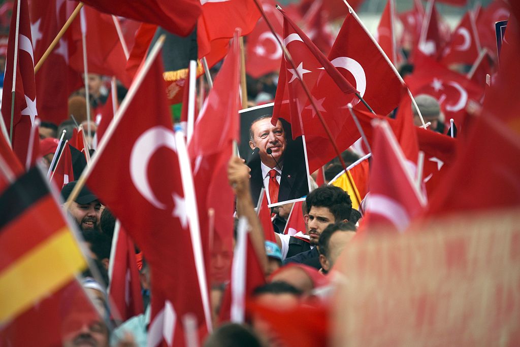 Beleidigung türkischstämmiger Abgeordneter hat Konsequenzen: Türke schimpft Özdemir „Hurensohn“- 700 Euro Strafe
