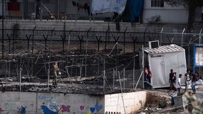 Griechenland: Flüchtlinge legen nach tödlichem Unfall Feuer in Lager – Zusammenstöße mit der Polizei