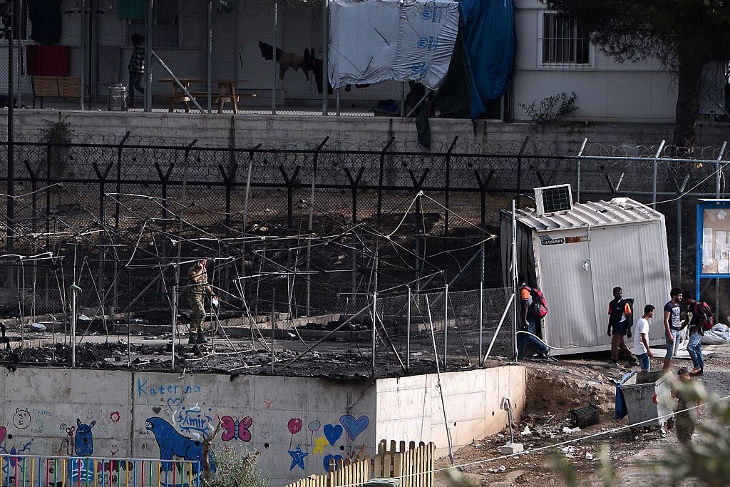 Griechenland: Flüchtlinge legen nach tödlichem Unfall Feuer in Lager – Zusammenstöße mit der Polizei