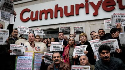 Neun festgenommene „Cumhuriyet“-Mitarbeiter bleiben in Untersuchungshaft