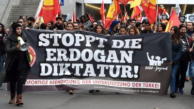 25 000 Demonstranten in Köln: Ausschreitungen bei Anti-Erdogan-Demo