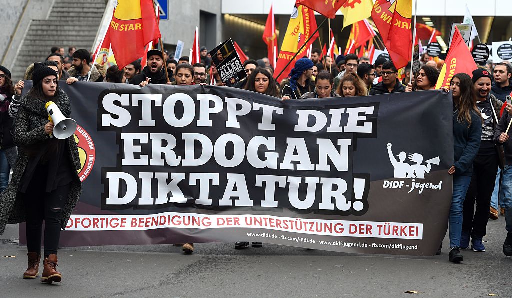 25 000 Demonstranten in Köln: Ausschreitungen bei Anti-Erdogan-Demo