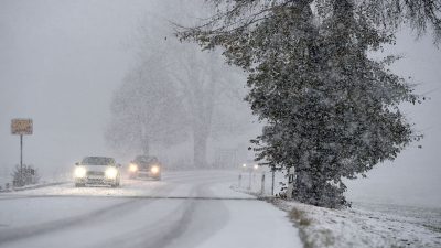 Zahlreiche Unfälle auf schneeglatten und vereisten Straßen