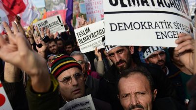 Tausende Oppositionsanhänger demonstrieren in Istanbul gegen Kurdenverfolgung