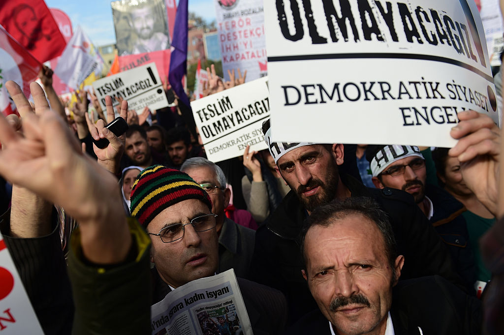Tausende Oppositionsanhänger demonstrieren in Istanbul gegen Kurdenverfolgung