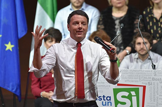 Italian Prime minister Matteo Renzi speaks to his supporters during the demonstration "Basta un SI" in favour of the Constitutional reform Referendum 2016, at Fuksas's Cloud Convention Center, in central Rome, on November 26, 2016. / AFP / ANDREAS SOLARO (Photo credit should read ANDREAS SOLARO/AFP/Getty Images)