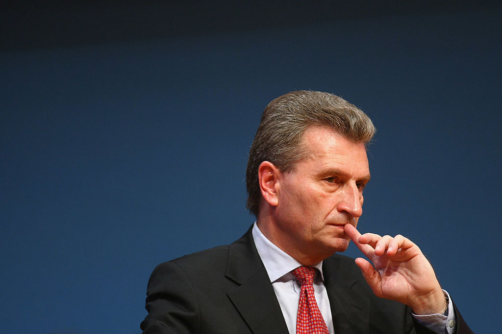 Wegen Flug im Privatjet: Oettinger könnte als EU-Haushaltskommissar Kompetenzen verlieren