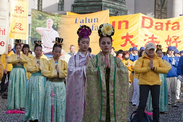 Kundgebung-Falun-Gong-Muenchen-Damen-05112016
