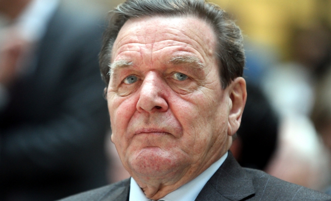Altkanzler Schröder wirft Merkel Führungsschwäche vor