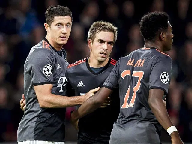 Robert Lewandowski (l) schoss beide Treffer für die Bayern. Foto: Joep Leenen/dpa