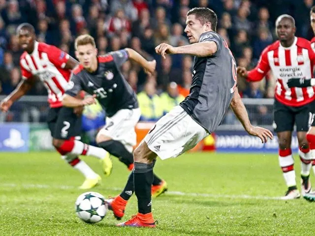 Sicher vom Punkt: Robert Lewandowski. Foto: Jerry Lampen/dpa
