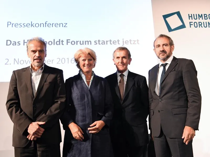 Vier fürs Schloss: Horst Bredekamp (l-r), Kulturstaatsministerin Monika Grütters (CDU), Neil MacGregor, und Hermann Parzinger in Berlin Foto: Soeren Stache/dpa/dpa